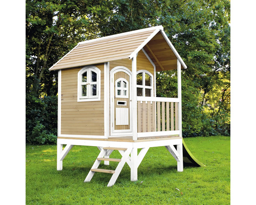 Spielhaus aus Holz mit Rutsche im Garten