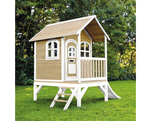 Spielhaus aus Holz mit Rutsche und Leiter im Garten