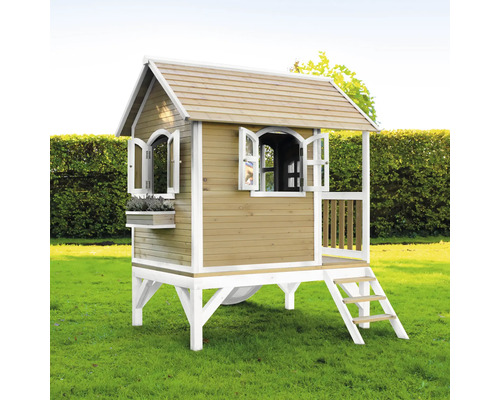 Holzspielhaus mit Rutsche und Leiter im Garten