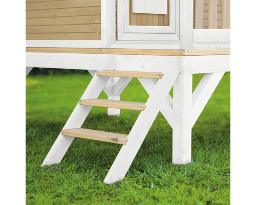 Detailaufnahme eines Spielhauses mit Holztreppe im Garten