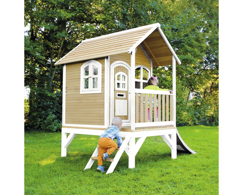 Holzspielhaus mit Rutsche im Garten mit zwei Kindern.