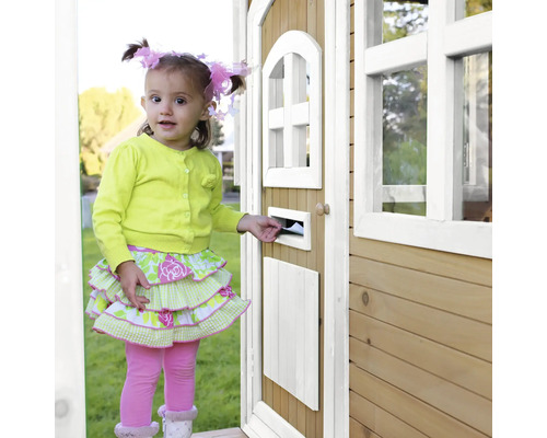 Mädchen steckt Brief in Briefkasten am Spielhaus