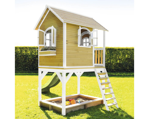 Spielhaus mit Sandkasten, Rutsche und Leiter im Garten