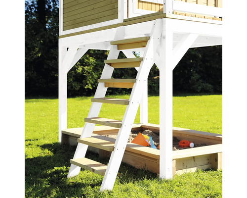 Holzleiter führt zu einem Spielturm über einem Sandkasten