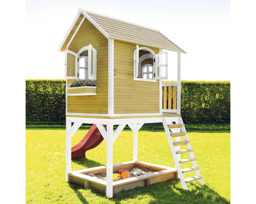 Spielhaus aus Holz mit Sandkasten, Rutsche und Leiter im Garten.