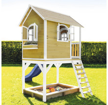 Spielhaus mit Sandkasten, Rutsche und Leiter im Garten