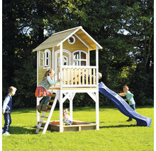 Spielhaus mit Rutsche und Sandkasten für Kinder im Garten