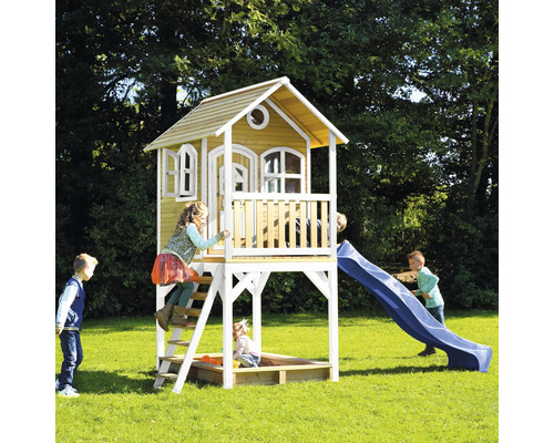 Spielhaus mit Rutsche und Sandkasten für Kinder im Garten
