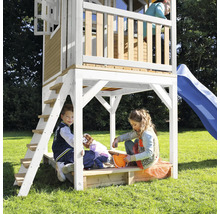 Spielturm mit Rutsche und Sandkasten mit spielenden Kindern im Garten.