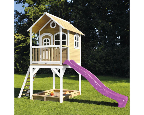 Spielhaus mit Rutsche und Sandkasten im Garten