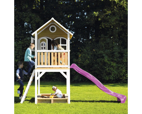 Spielhaus mit Rutsche und Sandkasten im Garten mit spielenden Kindern