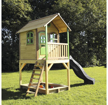 Holzspielhaus mit Rutsche, Leiter und Sandkasten im Garten.