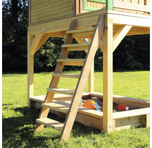 Spielturm mit Leiter und Sandkasten im Garten