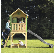 Holzspielhaus mit Rutsche und Sandkasten im Garten mit spielenden Kindern