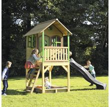 Kinderspielhaus mit Rutsche und Sandkasten im Garten mit spielenden Kindern.