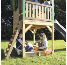Spielturm mit Rutsche, Leiter und Sandkasten für Kinder im Garten.