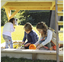 Kinder spielen im Sandkasten unter einem Spielturm