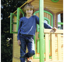 Junge steht auf einem Holzspielhaus mit Fenstern und Geländer