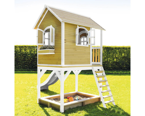 Holzspielhaus mit Sandkasten, Rutsche und Leiter im Garten