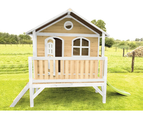 Holzspielhaus mit Veranda und Rutsche im Garten