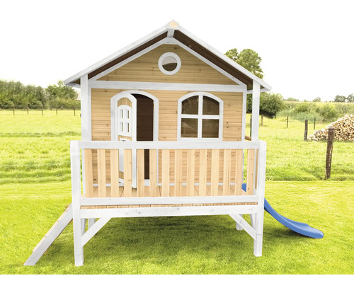 Spielhaus aus Holz mit Rutsche und Veranda im Garten.