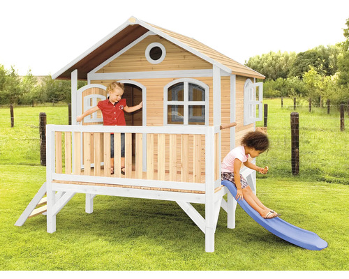 Kinderspielhaus aus Holz mit Rutsche und zwei Kindern im Garten