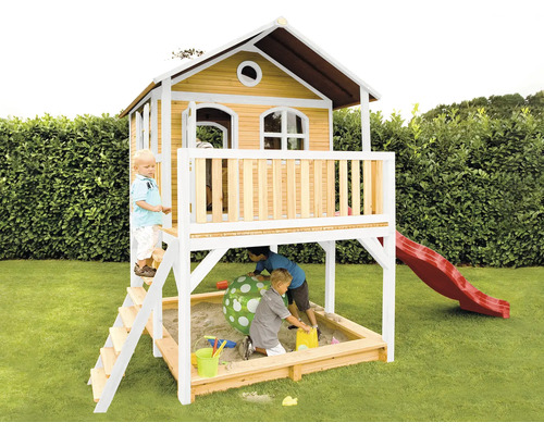 Spielhaus mit Sandkasten und Rutsche für Kinder im Garten