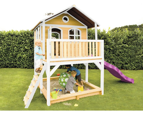 Spielhaus mit Sandkasten und Rutsche für Kinder im Garten.