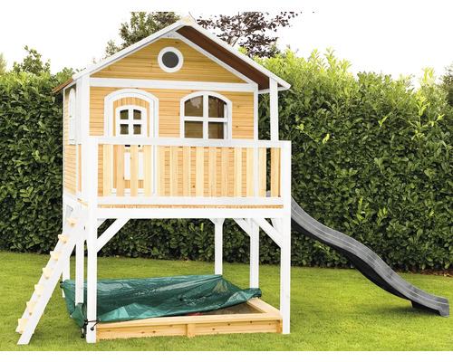 Spielhaus aus Holz mit Rutsche und Sandkasten im Garten