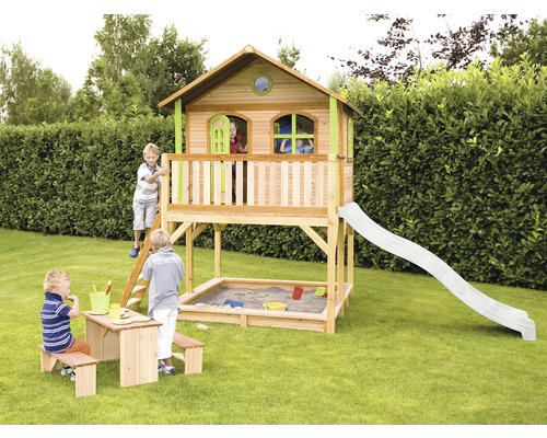 Spielplatz mit Spielhaus, Rutsche, Sandkasten, Picknicktisch und Kindern im Garten