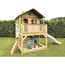 Spielturm mit Rutsche, Sandkasten und Kinder beim Spielen im Garten