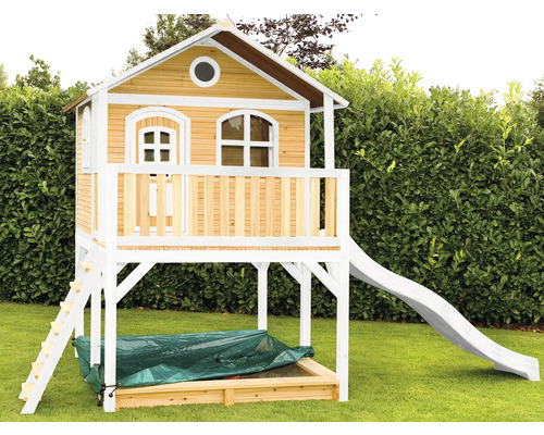 Spielhaus mit Rutsche und Sandkasten im Garten