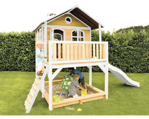 Spielhaus mit Stelzen axi Marc 432 x 212 cm Holz braun weiß inkl. weiße Rutsche Spielhaus mit Sandkasten, Rutsche und Kindern im Garten