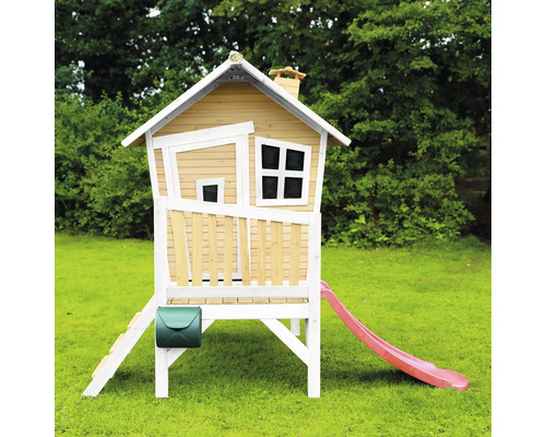 Spielhaus mit Rutsche und Briefkasten im Garten.