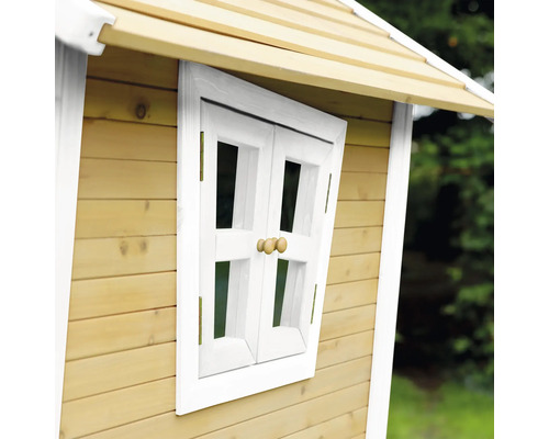 Detailansicht eines Holzspielhauses mit offenem Fenster