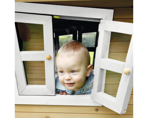 Ein Kind schaut aus dem Fenster eines Spielhauses