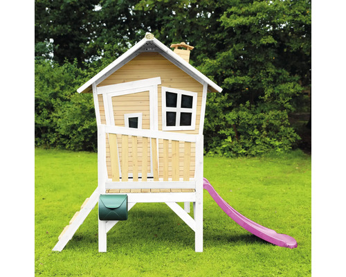 Spielhaus auf Stelzen mit Rutsche, Leiter und Briefkasten im Garten