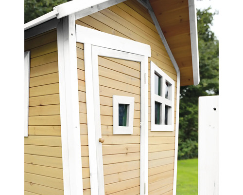 Detailansicht eines Holzspielhauses mit Tür und Fenstern