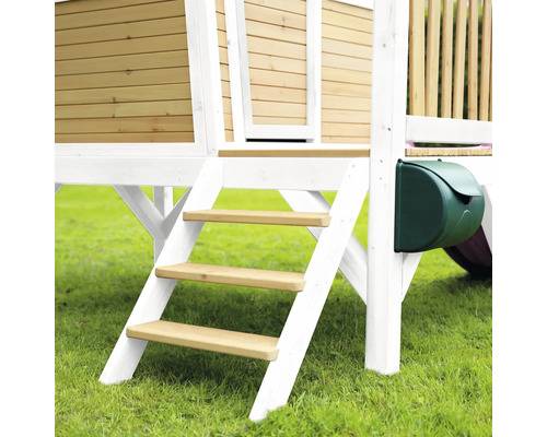 Detailansicht eines Spielhauses mit Holzfassade, weißem Anstrich, einer Leiter und einem Briefkasten