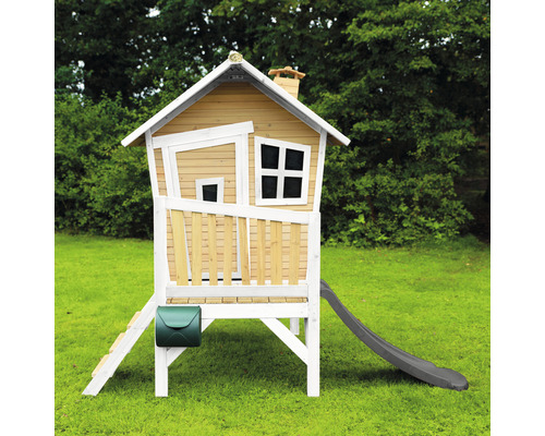 Spielhaus aus Holz mit Rutsche und Briefkasten im Garten
