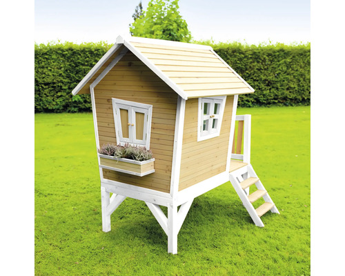 Holzspielhaus mit Fenster, Blumenkasten und Treppe im Garten.
