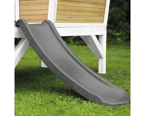 Graue Kinderrutsche an einem Spielhaus