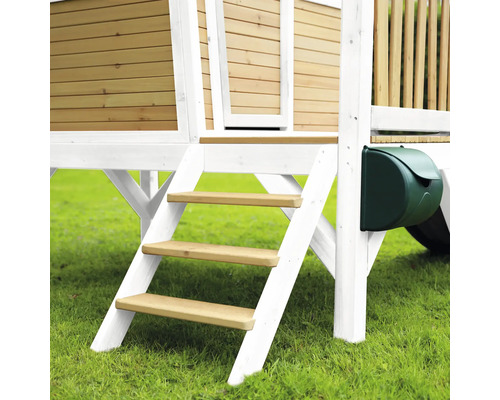 Detailansicht eines Spielhauses mit Holzstufen und Briefkasten