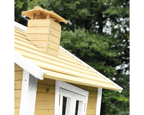 Detailansicht des Daches eines Holzspielhauses mit Schornstein