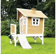 Spielhaus aus Holz mit Rutsche im Garten