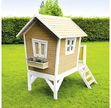 Spielhaus aus Holz mit Fenster, Blumenkasten und Leiter im Garten