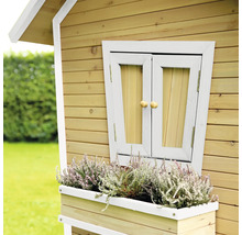 Detailansicht eines Holzspielhauses mit Fensterladen und Blumenkasten