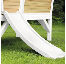 Detailaufnahme einer weißen Kinderrutsche an einem Spielhaus im Garten.