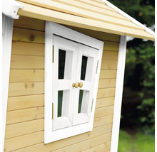 Detailansicht eines Spielhauses mit Holzfenster und Holzdach
