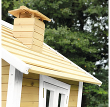 Detailaufnahme eines Holzspielhauses mit Dach und Schornstein.